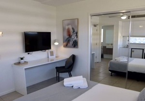 Spacious Studio Apt opp Hospital