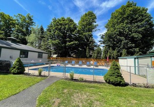 Spacious Studio with Kitchenette, Sitting Area and Full Bath!
