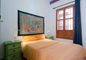 Spacious Sunny and Quiet Albayzin Apartment