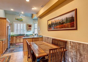 Spacious townhome, walk to downtown, private hot tub!