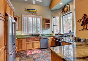 Spacious townhome, walk to downtown, private hot tub!