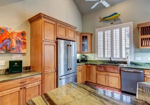 Spacious townhome, walk to downtown, private hot tub!