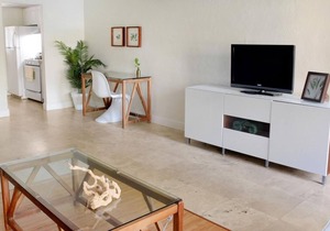 Spacious Two Bedroom with Pool close to the Beach -