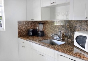 Spacious Two Bedroom with Pool close to the Beach -