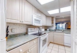 Spacious Villa with Shared Pool, Hot tub & Lagoon Views - Walk to Beach