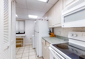 Spacious Villa with Shared Pool, Hot tub & Lagoon Views - Walk to Beach