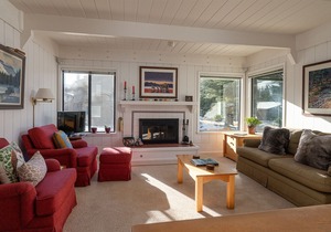 Spacious Villager Condo, Quick Access & Great View