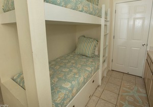 SPC 9226 - Upstairs 1 BR - sleeps 6 by RedAwning