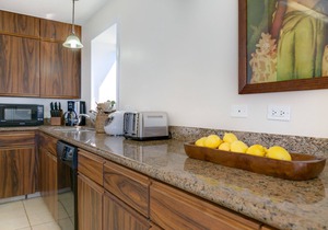 SPECTACULAR OCEAN VIEW! A/C, Wi-Fi, Pool, FREE Valet Parking, Steps to Beach!