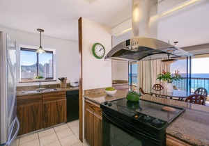 SPECTACULAR OCEAN VIEW! A/C, Wi-Fi, Pool, FREE Valet Parking, Steps to Beach!