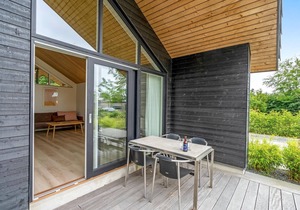 Spend a wonderful holiday in this holiday home in the 2nd row to the lake.