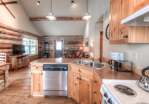 Spend Summer in Big Sky! Quaint Log Cabin near Big Sky Resort with Private Hot Tub and WifI