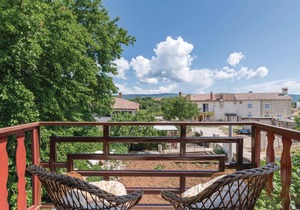 Spend your vacation in this spacious apartment in the small village of Rakalj.