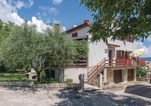 Spend your vacation in this spacious apartment in the small village of Rakalj.
