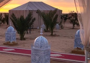Splendid desert Saharian Luxury Camp in quiet and idyllic sand dunes
