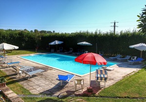 Splendid Farmhouse in Gualdo Cattaneo with Jacuzzi