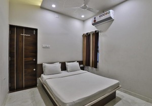 SPOT ON 39522 Hotel Shree Dhara