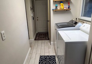 Sprawling mid-century, unique, SPACIOUS & dog friendly home!
