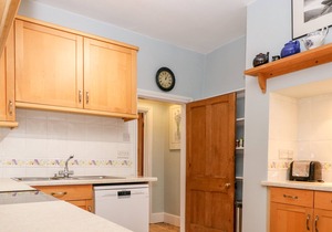 SPRING BANK COTTAGE, pet friendly, with open fire in Hayfield