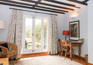SPRING BANK COTTAGE, pet friendly, with open fire in Hayfield