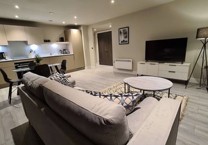 St Martin's Place: Luxe Apartment in BMH Centre