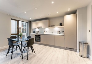 St Martin's Place: Luxe Apartment in BMH Centre
