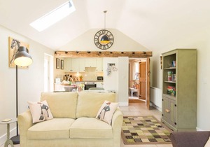 STABLE COTTAGE, pet friendly, with hot tub in Hanley William