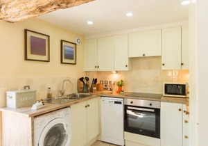 STABLE COTTAGE, pet friendly, with hot tub in Hanley William