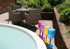 STABLE COTTAGE, pet friendly, with hot tub in Hanley William
