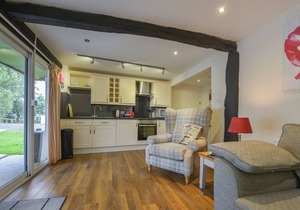 STABLE COTTAGE, pet friendly, with a garden in Halwill Junction