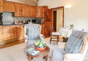 STABLE COTTAGE, pet friendly, character holiday cottage in Bath
