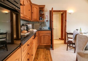 STABLE COTTAGE, pet friendly, character holiday cottage in Bath