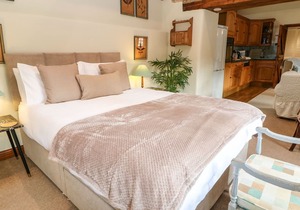 STABLE COTTAGE, pet friendly, character holiday cottage in Bath