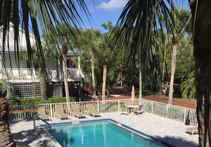 Standalone Unit at Little Gull Resort. Amazing Sarasota Bay View! Walk to Beach.