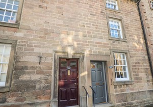 STANFREE HOUSE, pet friendly, with open fire in Winster