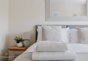 StarHost Residences - Modern 2 bedroom apartment in Newbury