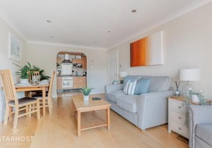 StarHost Residences - Modern 2 bed apartment at Imperial Court, Newbury