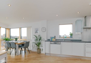 StarHost Residences - Stunning 2 bed apartment in West Mills, Newbury