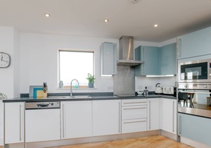 StarHost Residences - Stunning 2 bed apartment in West Mills, Newbury
