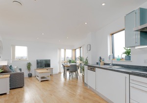 StarHost Residences - Stunning 2 bed apartment in West Mills, Newbury