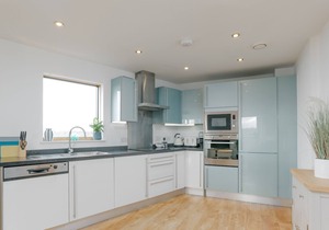 StarHost Residences - Stunning 2 bed apartment in West Mills, Newbury