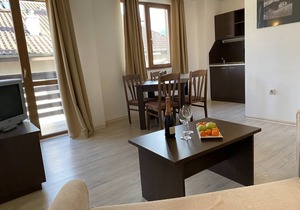 StayInn Banderitsa Apartment in Bansko with queen size bed and kitchen