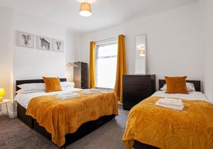 Staywhenever LS- 4 Bedroom House, King Size Beds, Sleeps 9