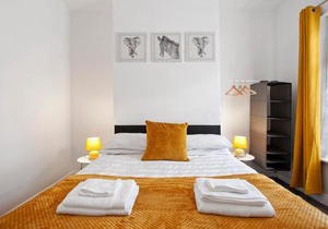 Staywhenever LS- 4 Bedroom House, King Size Beds, Sleeps 9