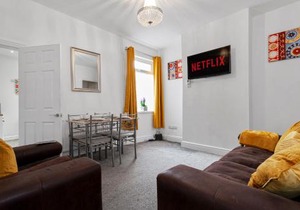 Staywhenever LS- 4 Bedroom House, King Size Beds, Sleeps 9