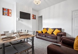 Staywhenever LS- 4 Bedroom House, King Size Beds, Sleeps 9