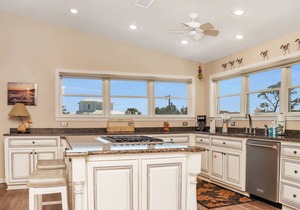 Steps From The Beach, Great Deck Space, Open Floorplan ~ Sweet Home Apalachee