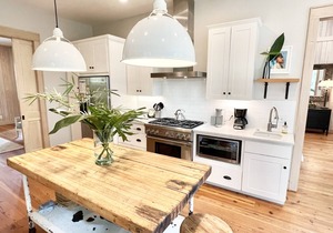 Steps to Downtown, Pier & Beach with Gourmet Kitchen!