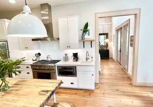 Steps to Downtown, Pier & Beach with Gourmet Kitchen!