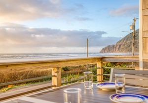 Steps To the Ocean, With Panoramic Views, Ocean-View Deck in Manzanita!